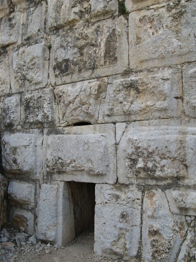Крепость Нимрод. Секретный тоннель...и стена около него в северной части крепости. Камень-замок и полигональная кладка