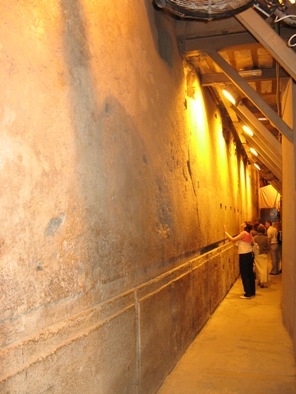 Иерусалим. Тоннель под западной стеной Храмовой Горы. Мегалиты, туннель... длинна блоков составляет 13 метров, глубина 4 метра, высота 3,5 метра, вес до 600 тонн